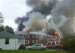 F-18 savaş uçağı evlerin üzerine çakıldı