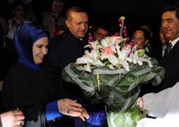 Erdoğan, Çin'de çiçeklerle karşılandı