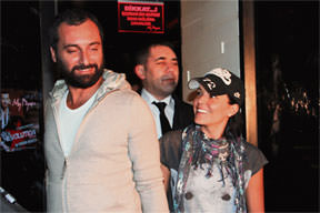 Evlilik sorusu güldürdü