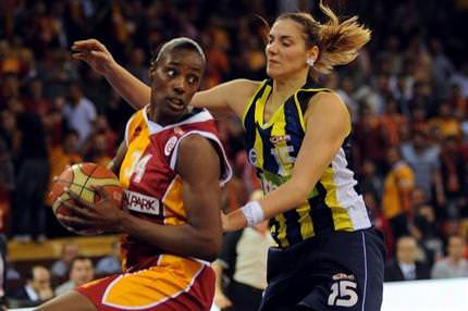 Dişi Aslan pes etmiyor
