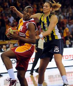 Dişi Aslan pes etmiyor