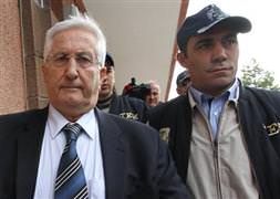 Çevik Bir emniyette seccade istedi, 5 vakit namazını kıldı