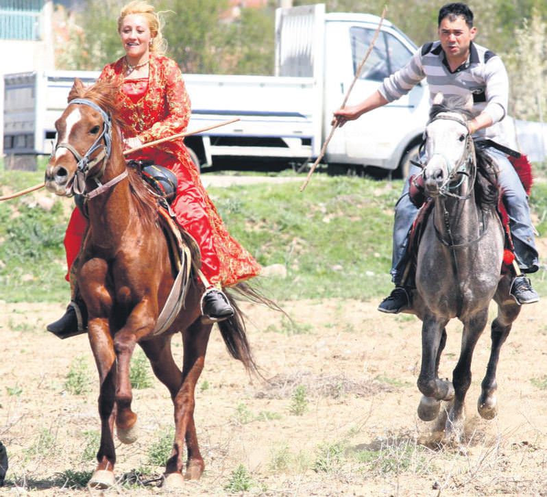 Düğünden önce cirit oynadılar