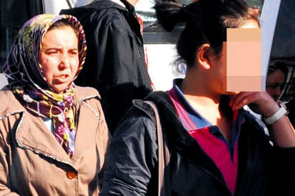 Öfkeli anne baş yardı