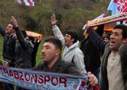 Avni Aker'de sarı-kırmızı yasak