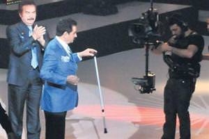 Bastonu attı ödülünü aldı