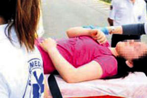 Genç kız atladı, güvenlikçiler tuttu