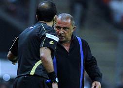 Terim sinirini kameramandan çıkardı