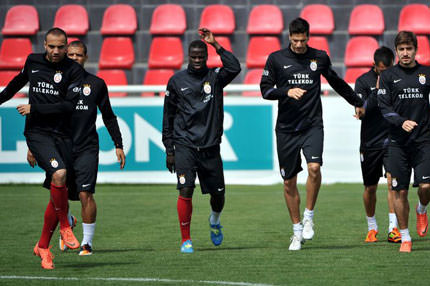 Aslan evinde yenilmiyor