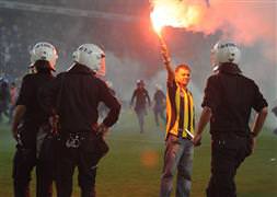 Fenerbahçe'ye 4 maç saha kapama!