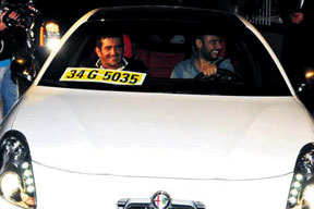 Annesine aldı Ece'yi gezdirdi