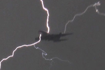 Yolcu uçağına yıldırım düştü