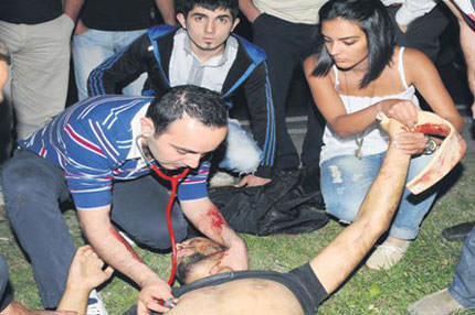 Doktor iyi olacak yaralının yanında