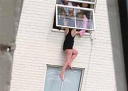 Pencereden atladı arkadaşları yakaladı