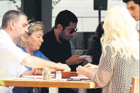 Genç sevgili aileye girdi