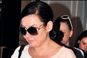 Gözlüğüne sığındı