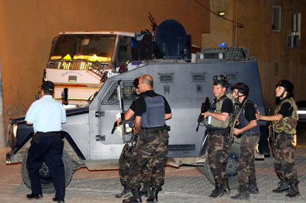 3 akrabasını rehin aldı