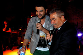 Sahnede pet şişe topladı