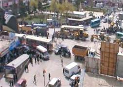 İtfaiyenin önünü kesin bırakın bankalar yansın