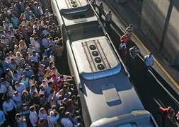 Metrobüs yoldan çıktı