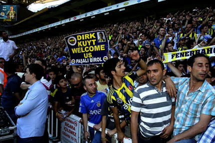Fenerbahçeli Kuyt'a koştu