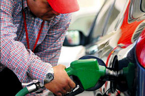 Petrol dibi gördü sıra benzine geldi