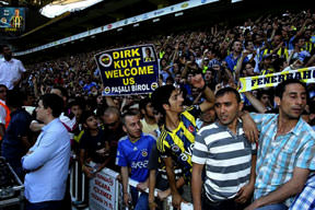 Fenerbahçeli Kuyt'a koştu