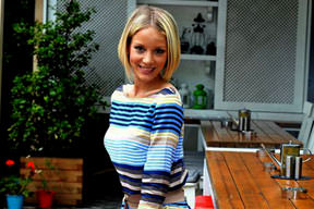 Yüzünde güller açıyor