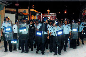 Komşu kavgasını 150 polis ayırdı