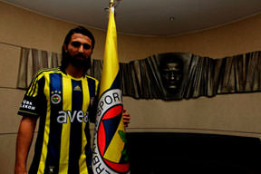 Hasan Ali'den 5 yıllık imza