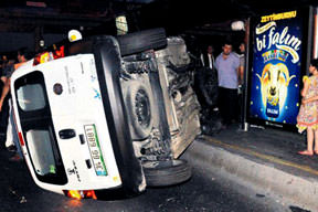 Metrobüs durağına girdi