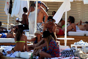 Aşıklar faka bastı