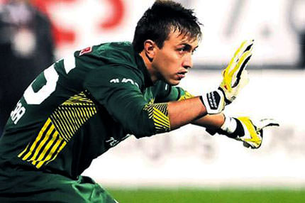 Muslera kalacak
