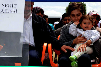 Van şehidine ağladı
