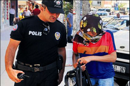 Bağımlı kadın polise sığındı