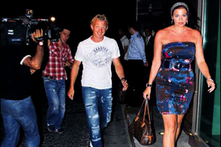 Gecelere aşina oldu