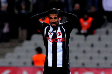 Alex Ferguson Bebe’yi çağırdı