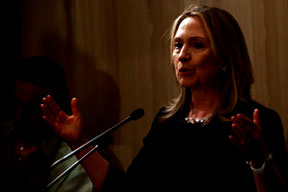 Hillary'ye ayakkabı...