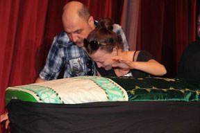 Son kez sahneye çıktı