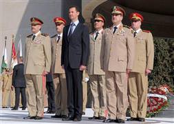 Askerlere gaz maskeleri dağıtılıyor