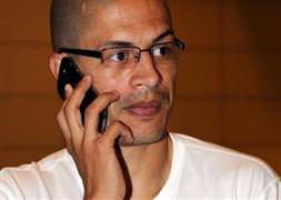 Alex: Sen manyak mısın?