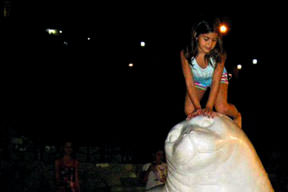 Fok Badem'in heykeli dikildi