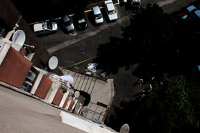 Engelli genç 13.kattan düştü