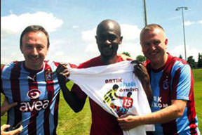 Emre'ye tişörtlü taş