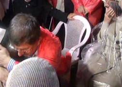 Davutoğlu'na sarıldı, gözyaşlarını tutumadı