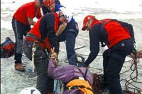 Bir hafta buzulda mahsur kaldı