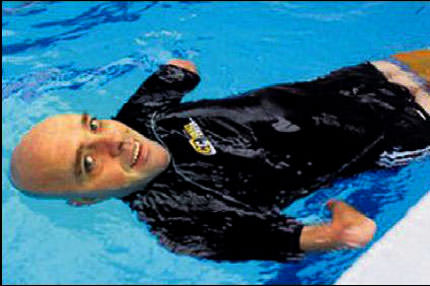 Elleri kolları olmayan yüzücü