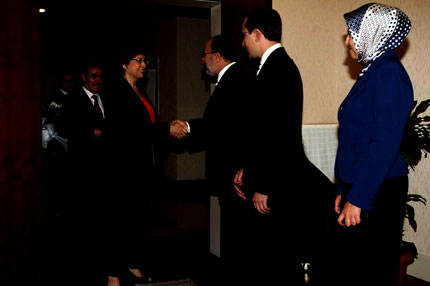 Kapıda karşıladı