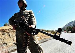 Şemdinli'de askeri aracın geçişi sırasında patlama