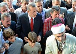 Başbakan teyzesini son yolculuğuna uğurladı